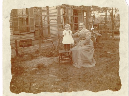Augusta Wiechaus Freudenberg with young Margaret Freudenberg.
